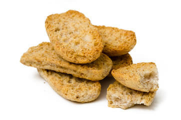 Crostini di pane su fondo bianco