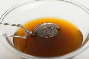 thé qui infuse l'eau chaude dans une boule