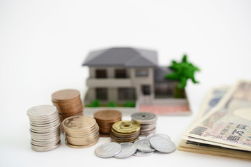 お金と住宅模型