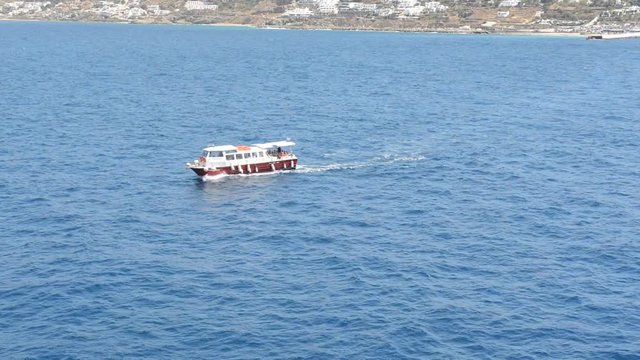 Tenderboot in der Bucht von Mykonos