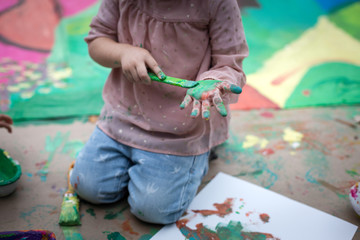 Niños jugando con pinturas y temperas - 126243106