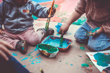 Niños jugando con pinturas y temperas - 126243107