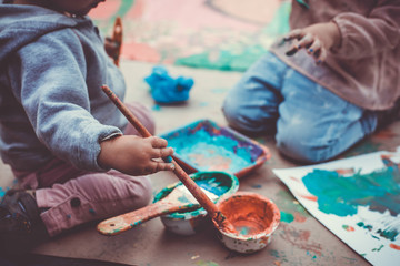 Niños jugando con pinturas y temperas - 126243108