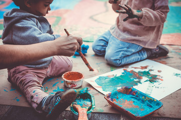 Niños jugando con pinturas y temperas - 126243137