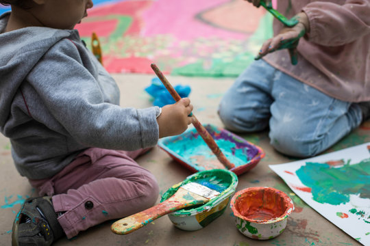 Ni&ntilde;os jugando con pinturas y temperas