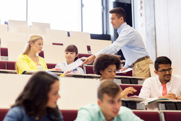 Obraz premium teacher giving test to students on lecture
