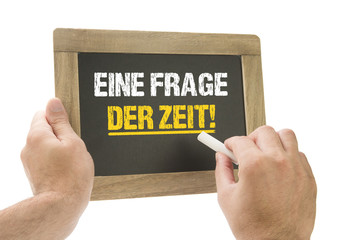 Eine Frage der Zeit! / Hand schreibt auf Kreidetafel