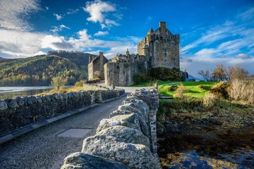 Deurstickers Kasteel Majestueus Eilean Donan-kasteel op mooie herfstdag - met zonnige voorgrond, dramatische lucht en een prachtig landschap