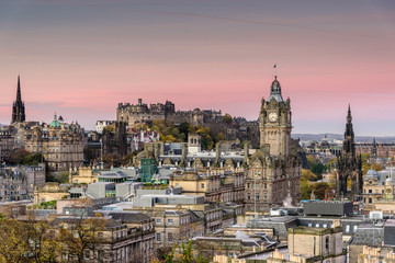 Fototapeta na wymiar Pink sunrise over the city of Edinburgh - popular cityscape of the historical town center with the view towards Edinburgh castle