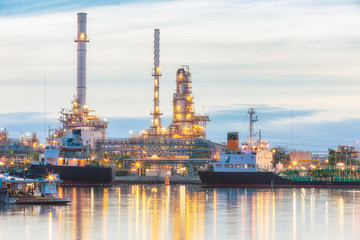 Obraz premium Oil refinery plant at twilight with copy space.