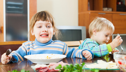 children eating food