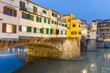 Fototapeta na wymiar Ponte Vecchio and the Arno river in Florence, Tuscany, Italy