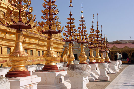 Temple bouddhiste dor&eacute; &agrave; Mandalay, Birmanie