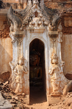 Bouddha caché dans un temple du lac Inle, Birmanie