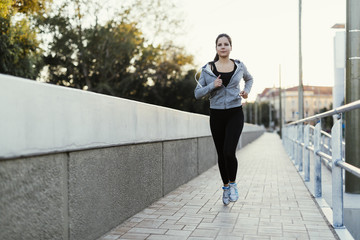 Fototapeta na wymiar Woman running in city