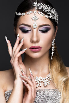 Beautiful girl in the image of the Arab bride with expensive jewelry, oriental make-up and bridal manicure. The beauty of the face. Photos shot in the studio.