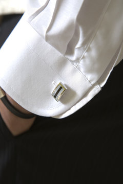 Detalle de gemelos en camisa blanca
