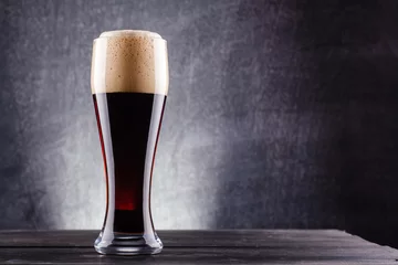 Crédence de cuisine en verre imprimé Alcool Grand verre de bière brune