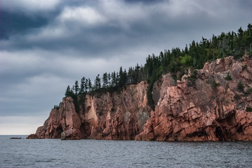 Obraz premium Trees, cliffs and ocean on the coast of Cape Breton