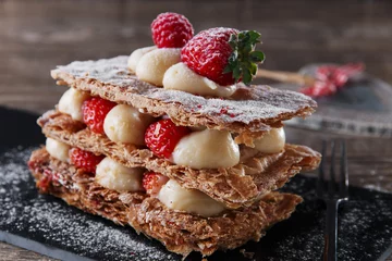 Fototapeten Millefeuille Dessert mit Erdbeeren Dessert süß auf schwarzem Hintergrund Kuchen © koss13