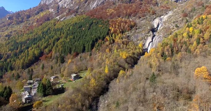 
Aerial 4k - Val di Mello - Valmasino (IT) - Cascata in Localit&agrave; C&agrave; di Rogni - vista aerea autunnale 
