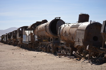 Fototapeta na wymiar Trem abandonado no deserto