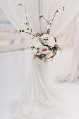 Композиция из белых цветов с драпировкой из ткани
