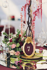 Круглая таблица с номером для сервировки праздничного стола