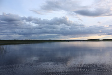 Вечерний закат над озером.