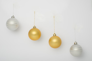 Weihnatskugeln diagonal aufgeh&auml;ngt