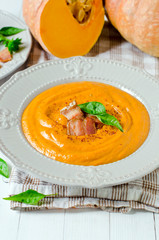 Puree soup with pumpkin, bell pepper and bacon