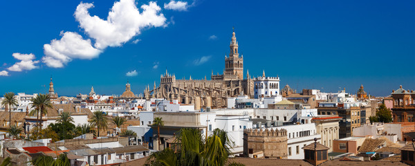Fototapeta premium Panorama słynnej dzwonnicy o nazwie Giralda w słynnej katolickiej katedrze Najświętszej Marii Panny, widok z lotu ptaka z Torre Del Oro, Sewilla, Andaluzja, Hiszpania