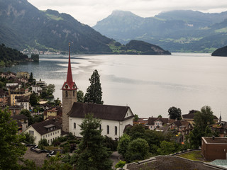 Fototapeta na wymiar preciosa vista del pueblo de Weggis, a orillas del lago de los cuatro cantones en Suiza , verano de 2016 OLYMPUS DIGITAL CAMERA