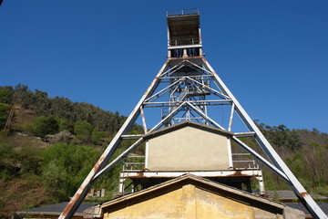 castillete de un viejo pozo minero cerrado a la erxplotación