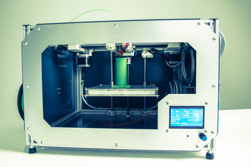 3d Drucker mit hell grünem Filament