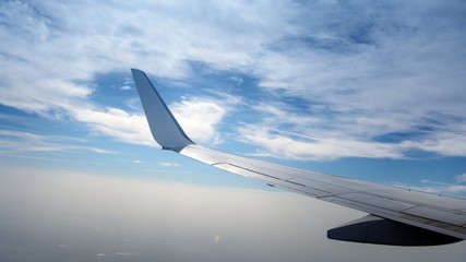 Obraz premium Airplane wingon the sky