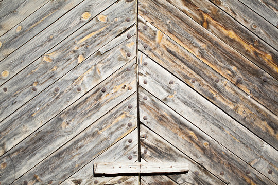 Puerta de madera con remaches