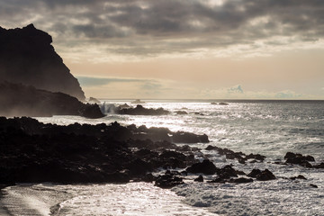 Obraz premium Strong Waves Crashing on the Volcanic Coast in Tenerife Canary Islands
