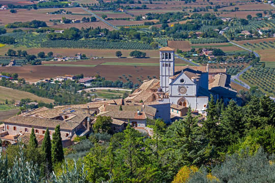 Blick von der Festung Rocca Maggiore auf die Basilika San Francesco