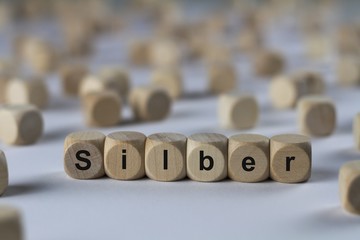 Silber - Holzwürfel mit Buchstaben