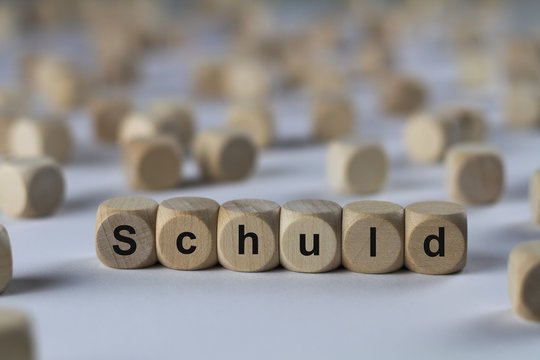 Schuld - Holzw&uuml;rfel mit Buchstaben