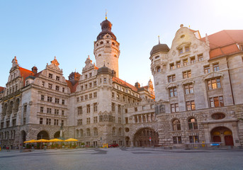 Fototapeta premium Auf dem Burgplatz in Leipzig und Blick auf das Neue Rathaus.