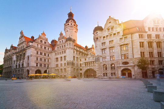 Auf dem Burgplatz in Leipzig und Blick auf das Neue Rathaus.