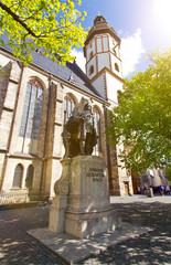 Leipziger Thomaskirche mit Bach-Denkmal im Frühling.