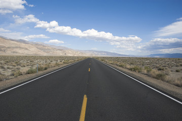 Fototapeta na wymiar lange gerade strasse in der Wüste des Death Valley, Kalifornien