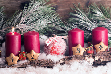 Rustikales Adventsgesteck mit Baumrinde und Weihnachtsapfel zum 1 Advent
