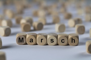 Marsch - Holzwürfel mit Buchstaben