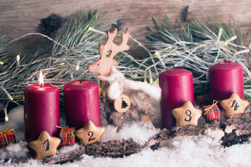 Rustikales Adventsgesteck- 1 Advent mit Baumrinde,Rentier und Geschenke vor Holzhintergrund