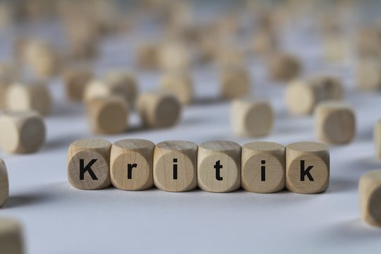 Kritik - Holzw&uuml;rfel mit Buchstaben