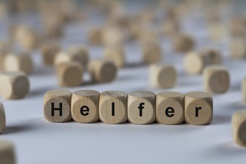 Helfer - Holzwürfel mit Buchstaben